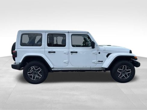 Used 2026 Jeep Wrangler Unlimited Sahara AWD/4WD image 7
