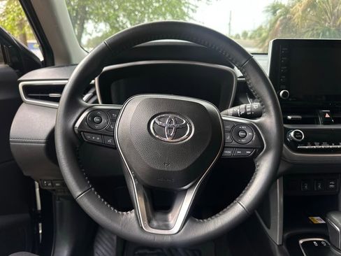 Used 2022 Toyota Corolla Cross XLE image 17