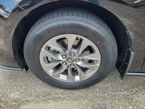 Used 2025 Toyota Sienna XLE FWD image 6