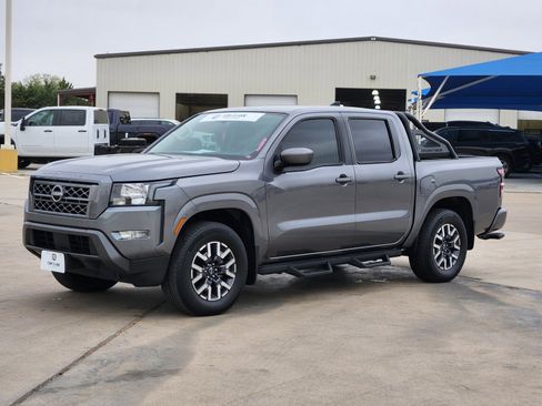 Used 2022 Nissan Frontier SV image 2