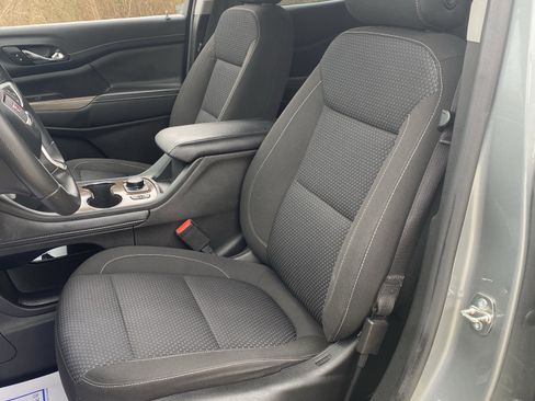 Used 2023 GMC Acadia SLE w/ Driver Convenience Package image 4