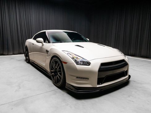 Used 2013 Nissan GT-R Black Edition image 10
