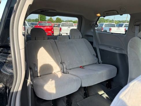 Used 2018 Toyota Sienna LE w/ Carpet Mat Package AWD/4WD image 13