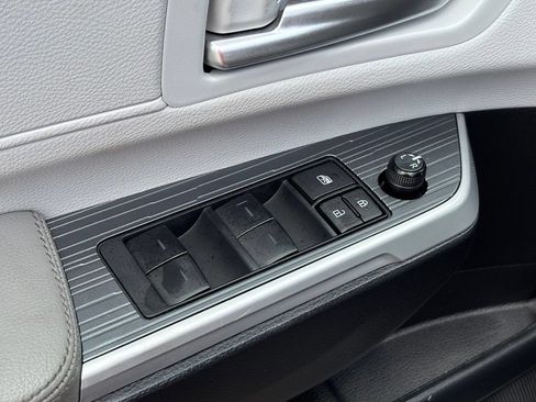 Used 2025 Toyota Sienna XLE FWD image 29