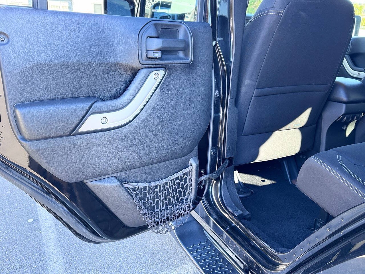 Used 2016 Jeep Wrangler Unlimited Sahara w/ Dual Top Group AWD/4WD image 4