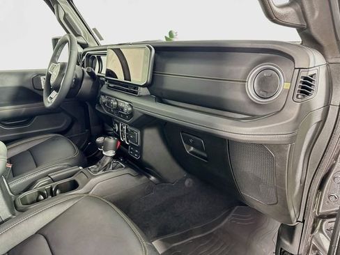Used 2025 Jeep Wrangler Unlimited Sahara AWD/4WD image 33