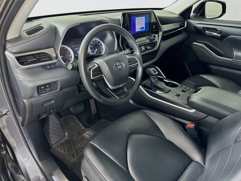 Used 2024 Toyota Highlander XLE image 9