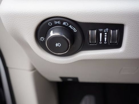 Used 2023 Chrysler Pacifica Touring-L FWD image 27