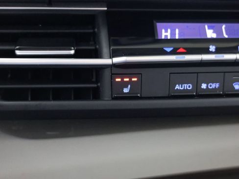 Used 2021 Toyota Sienna XLE image 8