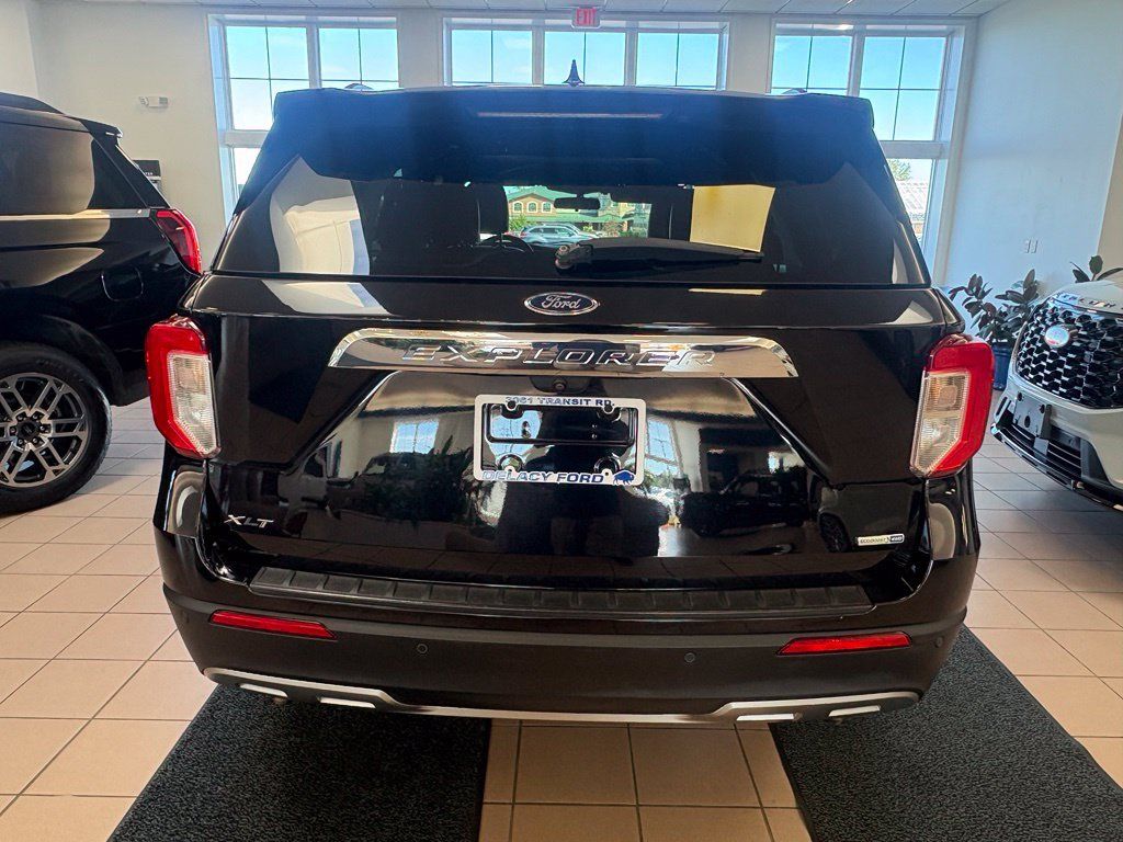 Used 2020 Ford Explorer XLT w/ Equipment Group 202A AWD/4WD image 4