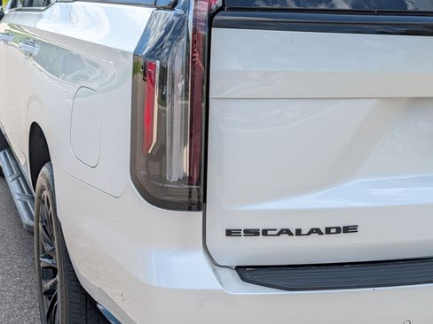 Used 2024 Cadillac Escalade Premium Luxury w/ Performance Package AWD/4WD image 9