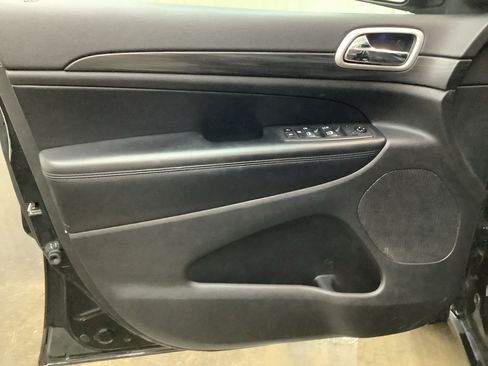 Used 2021 Jeep Grand Cherokee Laredo X AWD/4WD image 12