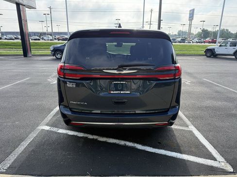 Used 2023 Chrysler Pacifica Touring-L FWD image 4