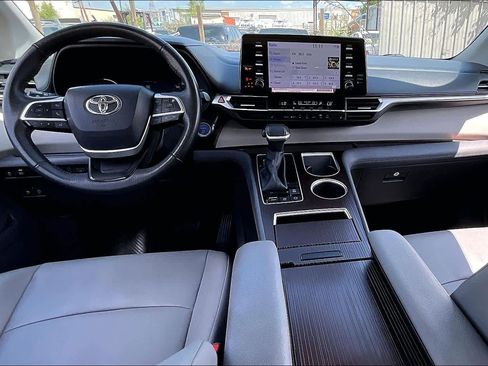 Used 2024 Toyota Sienna XLE FWD image 32