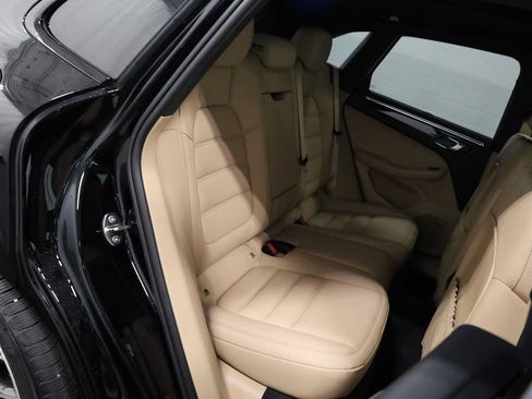 Certified 2026 Porsche Macan AWD/4WD image 37