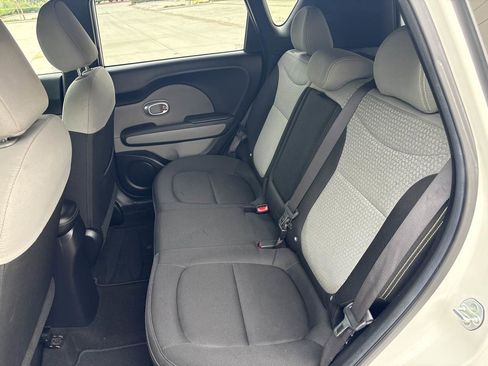 Used 2016 Kia Soul + image 13