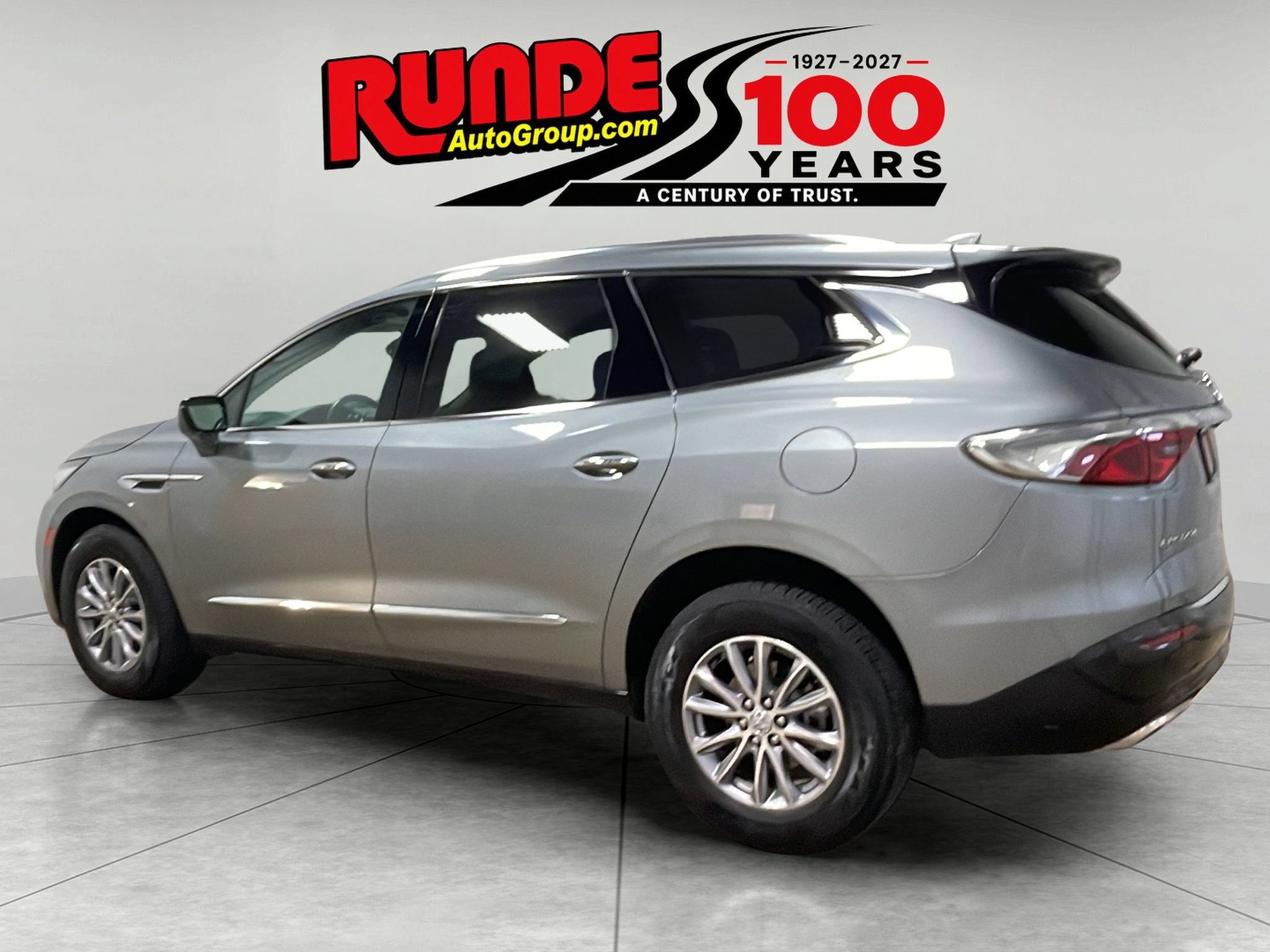 Used 2023 Buick Enclave Essence AWD/4WD image 3