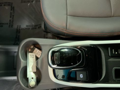 Used 2020 Chevrolet Bolt Premier w/ Infotainment Package FWD image 22