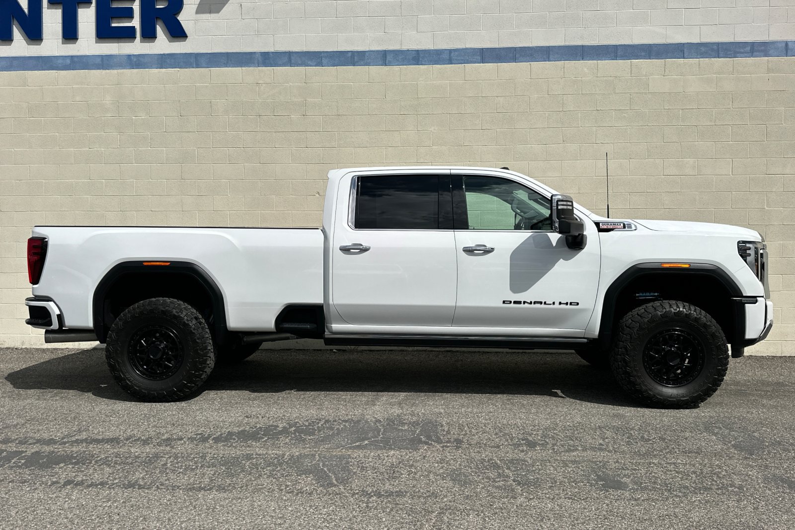 Used 2024 GMC Sierra 2500 Denali w/ Denali Reserve Package AWD/4WD image 3