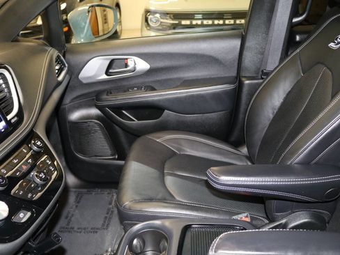 Used 2022 Chrysler Pacifica Touring-L w/ S Appearance Package FWD image 73