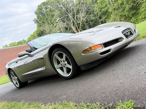 Used 1999 Chevrolet Corvette Convertible w/ Memory Pkg RWD image 29