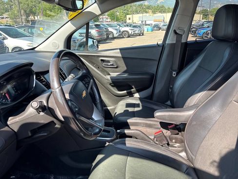 Used 2019 Chevrolet Trax LT w/ LT Convenience Package FWD image 20