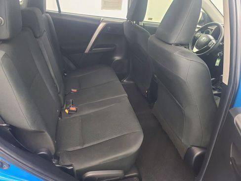 Used 2018 Toyota RAV4 LE image 18