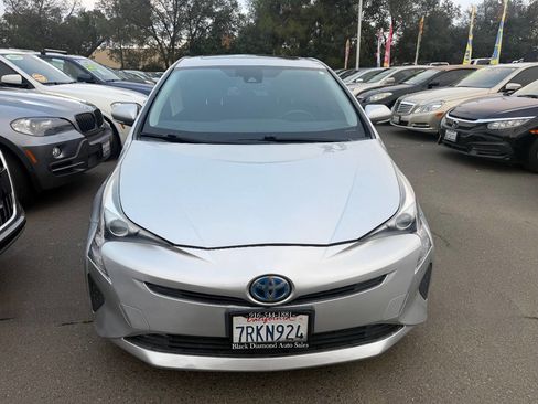 Used 2016 Toyota Prius Four Touring image 2