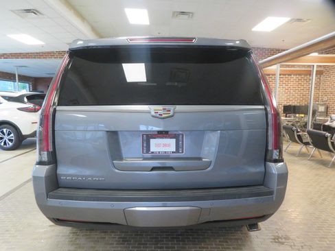 Used 2018 Cadillac Escalade Luxury AWD/4WD image 5