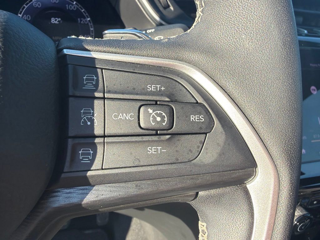 Used 2025 Jeep Grand Cherokee L Laredo AWD/4WD image 21
