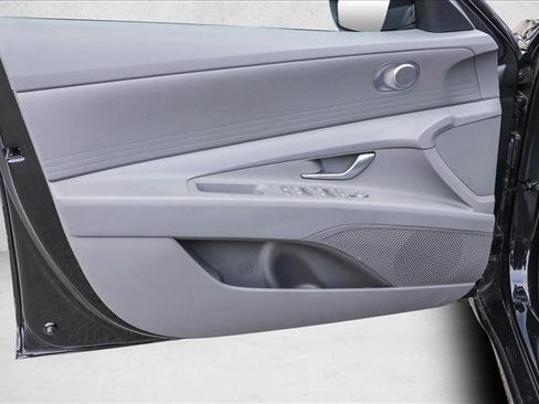 Certified 2025 Hyundai Elantra SE image 12