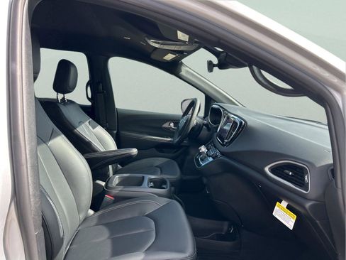 New 2026 Chrysler Voyager LX image 27