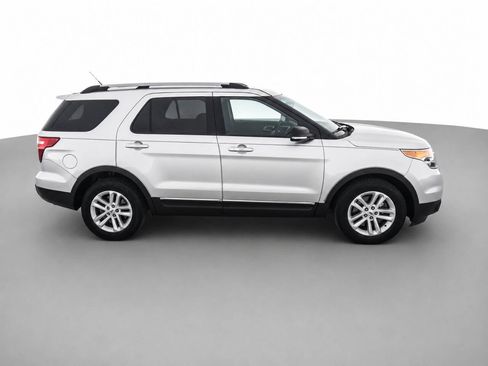 Used 2015 Ford Explorer XLT w/ Equipment Group 202B FWD image 4