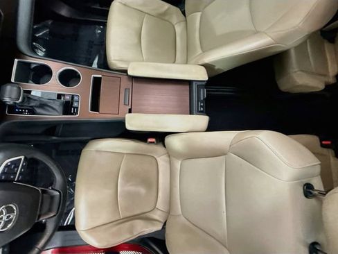 Used 2022 Toyota Sienna XLE FWD image 21