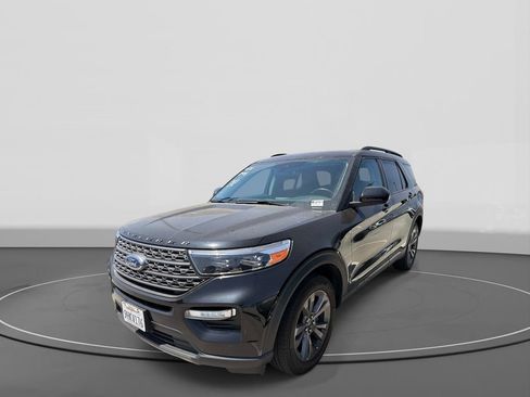 Used 2023 Ford Explorer XLT w/ Equipment Group 202A AWD/4WD image 3