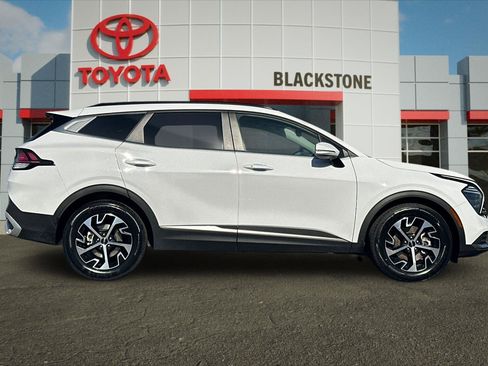 Used 2025 Kia Sportage EX w/ Premium Package FWD image 2