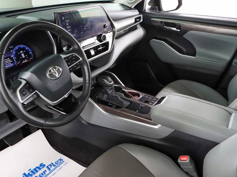 Used 2024 Toyota Highlander Limited image 25