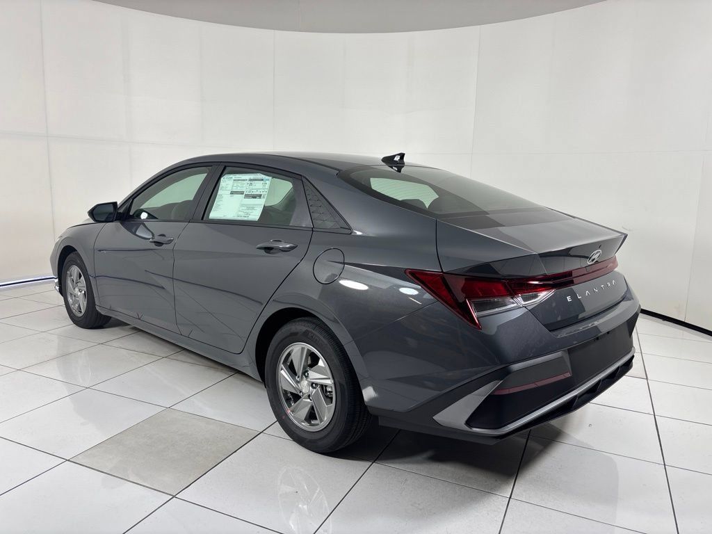 New 2026 Hyundai Elantra SE FWD image 3