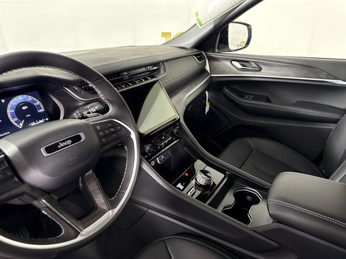 New 2025 Jeep Grand Cherokee Limited w/ Trailer Tow Package image 27