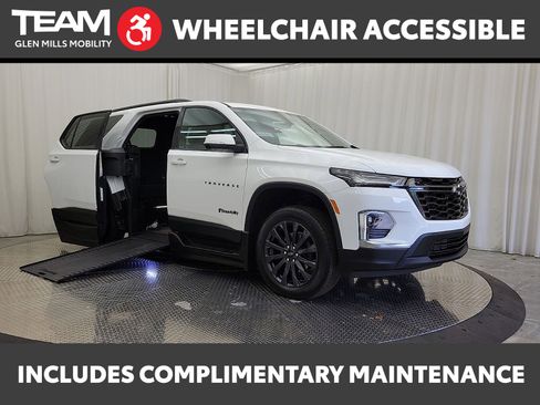 Used 2023 Chevrolet Traverse RS image 1