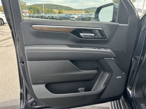 New 2025 Chevrolet Suburban High Country image 25