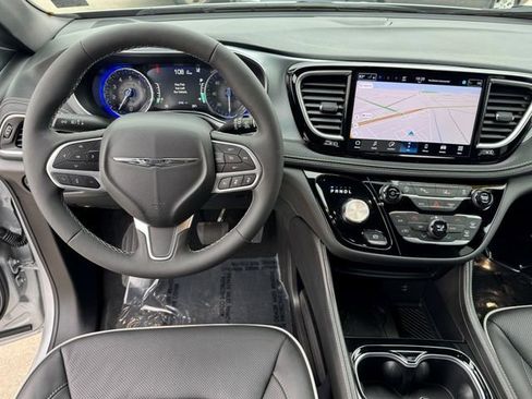 Used 2026 Chrysler Pacifica Limited image 19