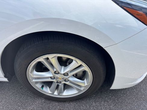 Used 2017 Chevrolet Cruze LT w/ Leather Package FWD image 4
