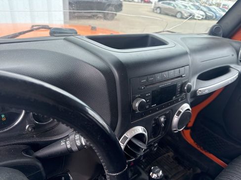 Used 2012 Jeep Wrangler Unlimited Rubicon w/ Connectivity Group AWD/4WD image 17