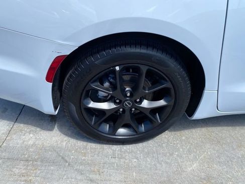 Used 2025 Chrysler Pacifica Limited FWD image 14