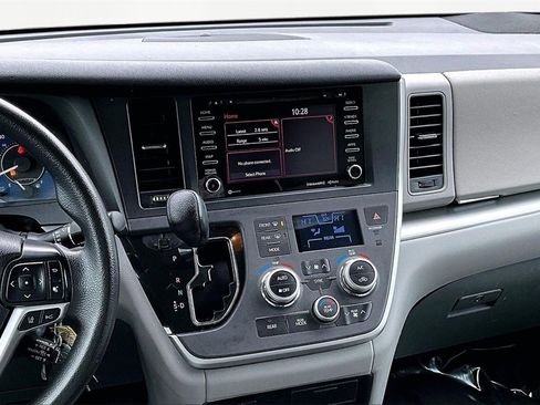 Used 2020 Toyota Sienna LE image 6