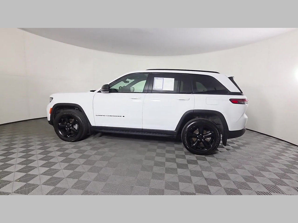 Used 2025 Jeep Grand Cherokee Altitude AWD/4WD image 46