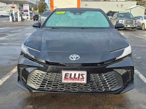 Used 2025 Toyota Camry SE w/ Convenience Package image 2