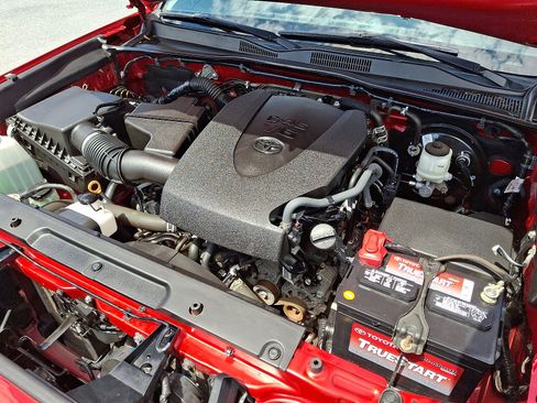 Certified 2022 Toyota Tacoma SR5 AWD/4WD image 25