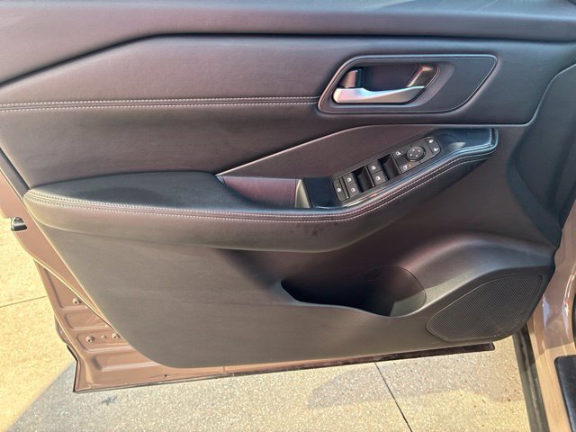 Used 2024 Nissan Rogue SV w/ SV Premium Package FWD image 19